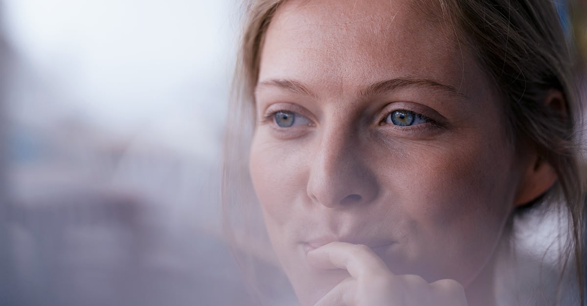 Frau schaut nachdenklich denkt: "Bin ich pansexuell?"
